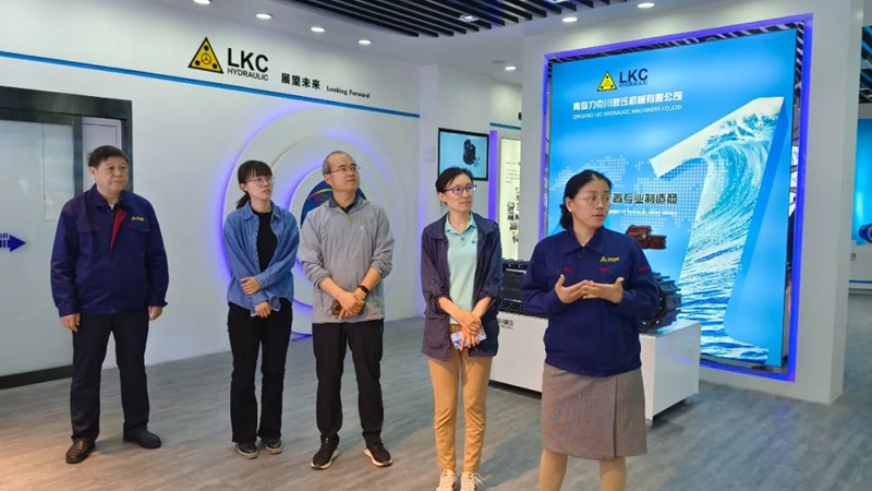 中國工程機械工業(yè)協(xié)會設(shè)備管理與維修分會秘書長周馥隆一行蒞臨力克川液壓參觀指導2.jpg